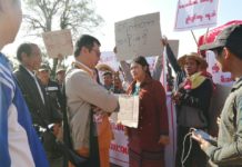 လျှပ်စစ်ဝန်ကြီး ကို သီပေါမြို့နယ် ဒေသခံများ ရွာဝင်မခံ၊ ဆန္ဒပြ