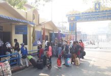 မယ်ဆိုင်တွင်ပိတ်မိနေသော ရွှေ့ပြောင်းအလုပ်သမားများ စစ်ဆေးပြီး ဖြတ်သန်းခွင့်ပေး