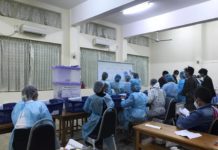 ကိုဗစ်ကာကွယ်ပြင်ဆင်မှုနှင့် အလေ့ကျ မဲပေးခွင့်ပြုမှုနေရသဖြင့် မဲရုံ နောက်ကျဖွင့်ခြင်းမဟုတ်ဟု မဲရုံမှူးပြော