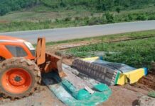 ဒေသခံ ကိုယ်ထူကိုယ်ထ လုပ်ထားသည့် တအာင်းစာပါ ဆိုင်းဘုတ်များ စစ်ကောင်စီက ဖျက်ဆီး