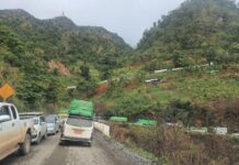 လွိုင်လင်-မိုင်းပွန် မိုးအဆက်မပြတ်ရွာသွန်းမှုကြောင့် ကားလမ်းပိတ်