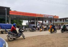 UWSA ထိန်းချုပ်သည့် ဟိုပန်မြို့နယ် စက်သုံးဆီ အလုအယက်ဝယ်ယူနေ