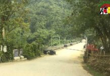 မိုင်းဖုန်းဆရာတော်မွေးနေ့မင်္ဂလာပွဲတော်ကို သွားရောက် ဖူးမျှော်ကြမည့် ပြည်သူအချို့ သံလွင်မြစ်ကူး (တာကော်)တံတား ဖြတ်ခွင့်မရ