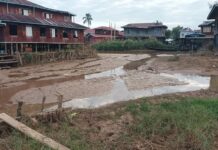 အင်းလေးကန်ရှိ ကျေးရွာအချို့တွင် ရေကြီးပြီး ကျန်ခဲ့သည့်နှုံးမြေများကြောင့် စက်လှေများသွားလို့မရ