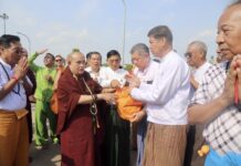 မိုင်းဖုန်းဆရာတော်မှ ငလျင်ဘေးသင့် မြန်မာပြည်အလယ်ပိုင်းကို ကြွရောက်ပြီး ကူညီလှူဒါန်းနေ