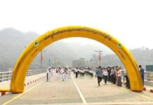 ငလျင်ဘေးဒဏ်ကြား သံလွင်တံတား (တာကော်တံတား)ကို အိုးစည်ဗုံးမောင်းတီးကာ ဖွင့်လှစ်