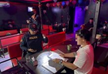 ထိုင်းရဲတပ်ဖွဲ့က ဧည့်သည်အသွင်ဆောင်ပြီး ကာရာအိုကေဆိုင်ကို ဝင်စစ်ဆေး၊ မြန်မာလုပ်သားများဖမ်းဆီးခံရ