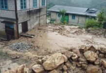 ပင်လောင်းတွင် တောင်ကျရေကြောင့် နေအိမ်အတွင်း ကျောက်တုံးကြီးများ လှိမ့်ဝင်လာ