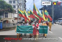 အိမ်ကြက်အချင်းချင်း အထင်မှားပြီး ခွပ်အောင် အိုးမဲသုတ်နေသည့် စစ်တပ်