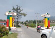 နမ့်ခမ်းမြို့ ရာဘာခြံအနီး ကလေးငယ်တစ်ဦး ရေနစ်သေဆုံး Nam_Kham_Signboard