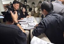 မြန်မာ ၃ ဦးပါ နိုင်ငံခြားသားများကို နေထိုင်ခွင့်ကတ်ပြားအတုထုတ်ပေးခဲ့သည့် ခရိုင်အရာရှိဟောင်း ချင်းရိုင်တွင်ဖမ်းခံရ