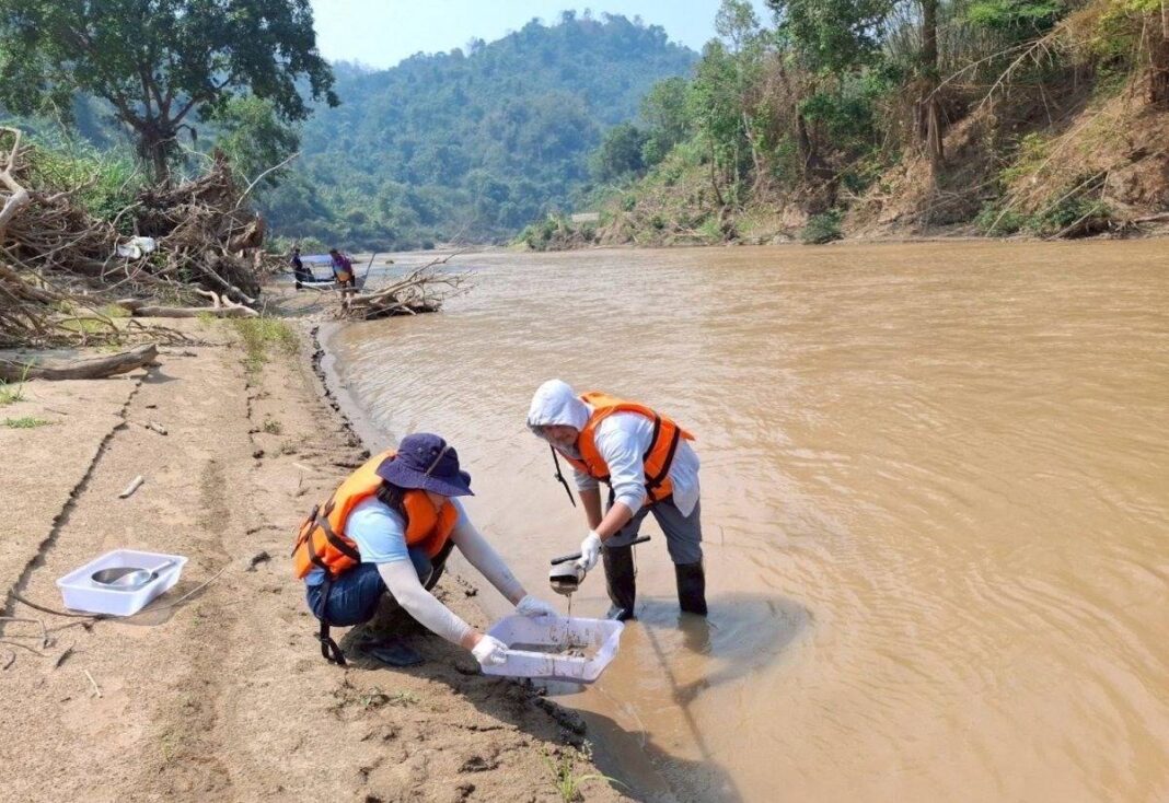 နမ့်ခုတ်မြစ်ချောင်းရှိ ရေများကိုစစ်ဆေးနေစဉ်