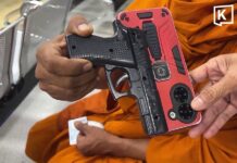 သေနတ်ပုံ ဖုန်းကာဗာ ကိုင်လာသည့် သံဃာကြောင့် ဆေးရုံမှ လူနာများ အထိတ်တလန့်ဖြစ်
