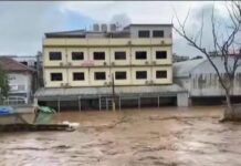 တာချီလိတ်မယ်ဆိုင် ချောင်းရေမြင့်တက်မှုကြောင့် ချောင်းဘေး အုတ်တံတိုင်းပြိုကျ၊ နေအိမ်ရေဝင်